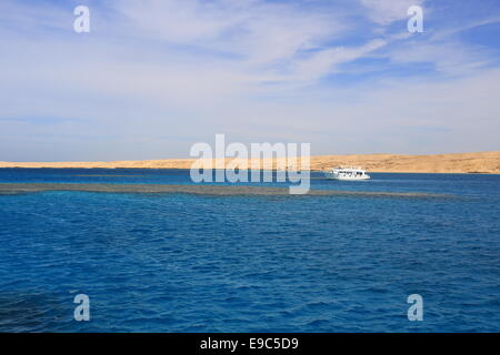 Yacht im Meer Stockfoto