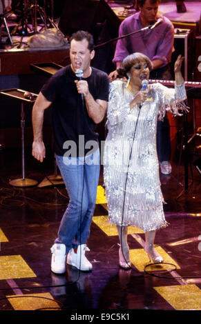 Bruce Willis singt live auf der Bühne im Hollywood Palace um 1987 Stockfoto