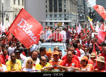 Sao Paulo, Brasilien. 24. Oktober 2014. Ehemalige Brasiliens President Luiz Inacio Lula da Silva (C) besucht eine Kundgebung der Kampagne zur Unterstützung von brasilianischen Präsidenten und Präsidentschaftskandidat der Arbeiter Partei Dilma Rousseff in Sao Paulo, Brasilien, am 24. Oktober 2014. Workers' Party Präsidentschaftskandidat Dilma Rousseff und Präsidentschaftskandidat brasilianische Sozialdemokratie-Partei wird in einer Stichwahl am 26. Okt. Aecio Neves stellen. Bildnachweis: Rahel Patras/Xinhua/Alamy Live-Nachrichten Stockfoto