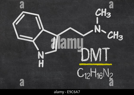 Tafel mit der chemischen Formel von DMT Stockfoto