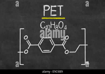 Tafel mit der chemischen Formel von PET Stockfoto