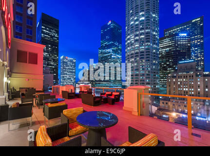 Los Angeles, Kalifornien, USA. Die Skyline der Innenstadt in der Nacht von der Dachterrasse des Hotels Hilton Checkers. Stockfoto