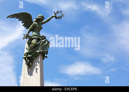 Engel mit einer Krone in der Hand. Historischer Friedhof La Recoleta. Buenos Aires, Argentinien. Stockfoto