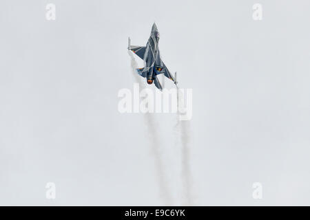 Eine General Dynamics F-16A Fighting Falcon militärische Düsenjäger von 350 setzt auf einer eindrucksvollen Demonstration Squadron Belgien Air Force. Stockfoto