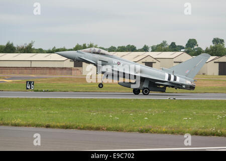 British Royal Air Force Eurofighter Typhoon FGR4 von 29 Geschwader kommt an RAF Fairford in den englischen Cotswolds für die RIAT Stockfoto