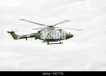 Der Pilot dieses britische Armee Westland Lynx Hubschrauber Wellen auf das Publikum während seiner Anzeige auf 2014 RIAT Stockfoto