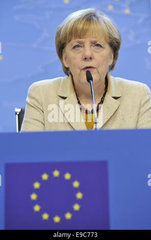 Brüssel, Belgien. 24. Oktober 2014. Bundeskanzlerin Angela Merkel gibt eine Pressekonferenz am Ende des EU-Gipfels im EU-Rat-Hauptsitz in Brüssel, Belgien, Oct.24, 2014. Bildnachweis: Ye Pingfan/Xinhua/Alamy Live-Nachrichten Stockfoto