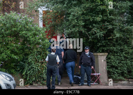 Ealing, UK. 24. Oktober 2014. Polizei vor dem ehemaligen Wohnhaus in Ealing Alice grobe Mord vermutet Arnis Zalkalns. Bildnachweis: Peter Manning/Alamy Live-Nachrichten Stockfoto