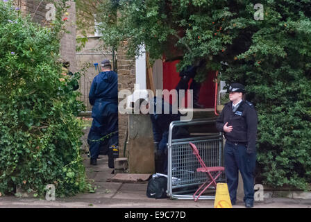 Ealing, UK. 24. Oktober 2014. Polizei vor dem ehemaligen Wohnhaus in Ealing Alice grobe Mord vermutet Arnis Zalkalns. Bildnachweis: Peter Manning/Alamy Live-Nachrichten Stockfoto