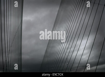 Abstrakte Studie über die Tragseile der neuen Severn Hängebrücke zwischen England und Wales Stockfoto