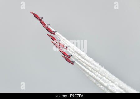 Neun Hawker Siddeley Hawk Jet-Trainer von der britischen Royal Air Force rote Pfeile Anzeige Kunstflugstaffel führen die Diamant-roll Stockfoto