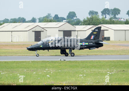 Hawker Siddeley Hawk T1A Advanced Jet Trainer rollt zum Stillstand nach der Landung nach seiner Anzeige an die 2014 Fairford RIAT Stockfoto