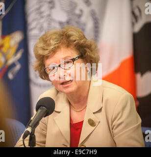 New York, USA. 24. Oktober 2014. Dr. Rima Khabbaz, Direktor des Office of ansteckende Krankheiten CDC spricht auf einer Pressekonferenz in das Office of Emergency Management betroffenen New Yorker auf den Ebola-Patienten im Bellevue Hospital, auf Freitag, 24. Oktober 2014 zu aktualisieren. Vertreter des Bürgermeisters und Gesundheit informiert die Presse über die Aktivitäten von Dr. Craig Spencer, New York erste Ebola-Patienten, die derzeit im Bellevue Hospital behandelt wird. Bildnachweis: Richard Levine/Alamy Live-Nachrichten Stockfoto