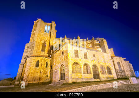 Kirche Santa Maria De La Asuncion in Castro Urdiales. Kantabrien Stockfoto