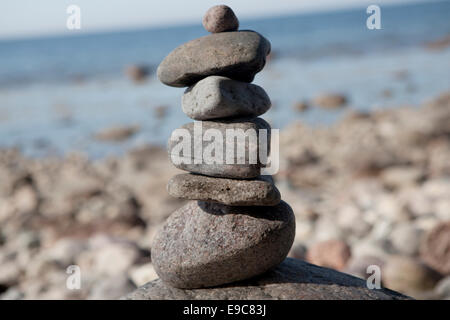 Stein-Turm auf Felsen, im Hintergrund von den felsigen Strand der Ostsee Stockfoto