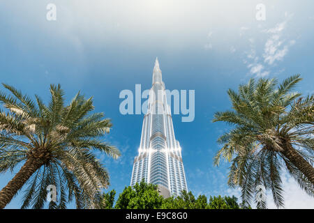 Dubai, Vereinigte Arabische Emirate - 8. Dezember 2012: Burj Khalifa in blauer Himmel verschwinden. Es ist höchste Bauwerk in der Welt seit 2010, 829,8 m. Stockfoto