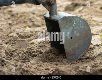 Auf Sand Digger Eimer graben im Sand sitzen des Kindes Stockfoto