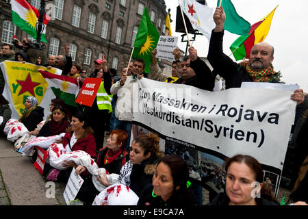 Kopenhagen, Dänemark. 24. Oktober 2014. Kurden aus Protest rally auf dem Bundesplatz in Kopenhagen gegen türkische Untätigkeit auf islamischen Staat Kriegsführung in Kobani, Syrien. Die Frauen sitzen im Vordergrund hält Blut befleckt Leichensäcke als Symbol für die ultimative Krieg Opfer: die Kinder Credit: OJPHOTOS/Alamy Live News Stockfoto