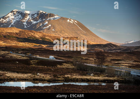 Öffnen Sie Straße führt durch Glencoe, Scottish Highland, Schottland, Großbritannien Stockfoto