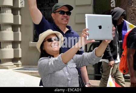 NYC: Frau mit einem Apple Ipad Fotografieren bei der 2012 Philippinen Independence Day Parade auf der Madison Avenue Stockfoto