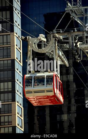 NYC: Roosevelt Island Tram geht eine Manhattan-Apartment-Hochhaus auf dem Weg zur 2nd Avenue station Stockfoto