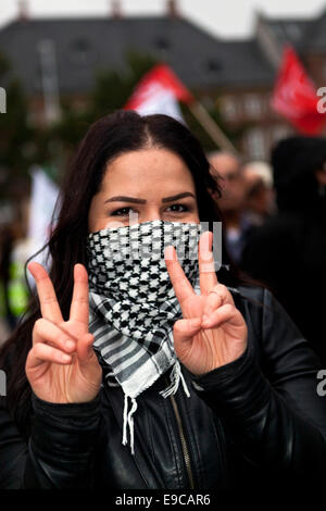 Kopenhagen, Dänemark. 24. Oktober 2014. Junge kurdische Frau zeigt ihre Unterstützung zu ihrem Volk in Krieg-heftig gezerrissenes Kobani. Sie beteiligt sich an einer kurdischen Solidaritätskundgebung protestiert gegen türkische Unterlassungen gegen islamischen Staat Zahn in Syrien Credit: OJPHOTOS/Alamy Live News Stockfoto