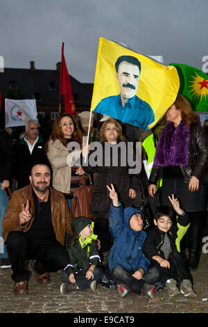 Kopenhagen, Dänemark. 24. Oktober 2014. Kurdische Familie mit Kindern abgebildet, wie sie beteiligt sich an einer Solidaritätskundgebung der Türkei öffnet seine Grenzen für kurdische Kämpfer und Nothilfe, Kobani Credit fordert: OJPHOTOS/Alamy Live News Stockfoto