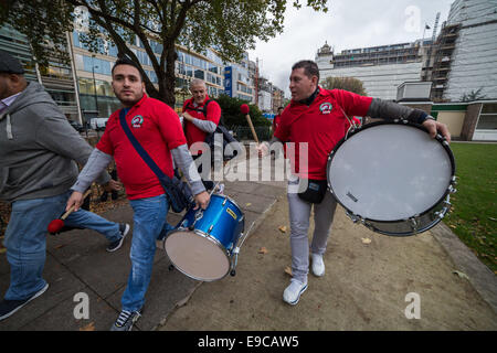 London, UK. 24. Oktober 2014.  Protest: Gerechtigkeit für die Bloomberg-Reiniger 2014 Credit: Guy Corbishley/Alamy Live-Nachrichten Stockfoto