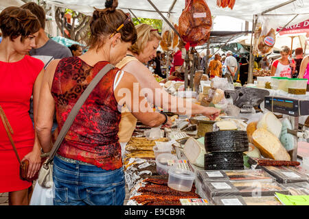 Leute, die Einkaufsmöglichkeiten für Lebensmittel, Sonntagsmarkt, Alcudia, Mallorca - Spanien Stockfoto