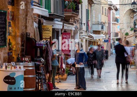 Geschäfte In der Altstadt von Alcudia, Mallorca - Spanien Stockfoto