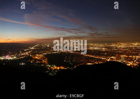 San Fernando Valley in Los Angeles Abenddämmerung Nachtansicht. Stockfoto