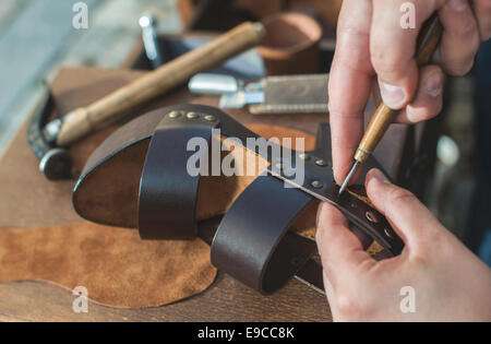 Manuelle Herstellung von Schuhen. Sandalen aus Leder Stockfoto