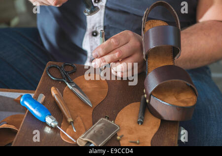 Manuelle Herstellung von Schuhen. Sandalen aus Leder Stockfoto