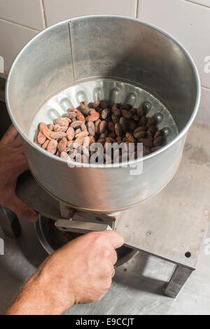 Maschine zum Schleifen von Kakao. Hand Schleifen Kakao Stockfoto