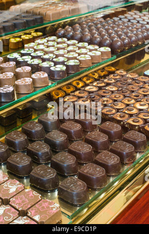 Praline in einem Schaufenster. Stehen Sie mit Pralinen Stockfoto