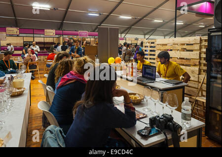 Turin, Piemont, Italien. 24. Oktober 2014. Salone del Gusto e Terra Madre - Torino Lingotto-23-27 Oktober 2014 - Weinbar Credit: wirklich einfach Star/Alamy Live-Nachrichten Stockfoto