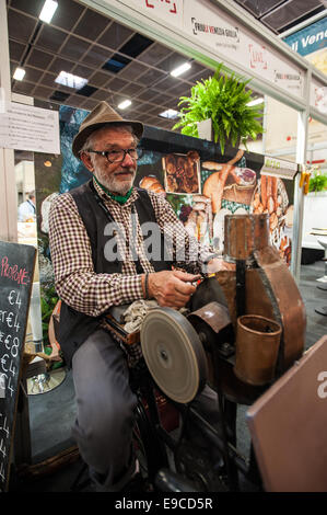 Turin, Piemont, Italien. 24. Oktober 2014. Salone del Gusto e Terra Madre - Torino Lingotto-23-27 Oktober 2014 - Messer Schleifmaschine Credit: wirklich Easy Star/Alamy Live News Stockfoto