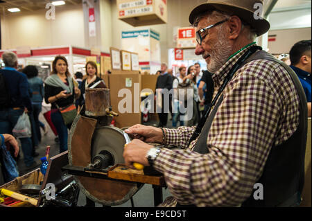 Turin, Piemont, Italien. 24. Oktober 2014. Salone del Gusto e Terra Madre - Torino Lingotto-23-27 Oktober 2014 - Messer Schleifmaschine Credit: wirklich Easy Star/Alamy Live News Stockfoto