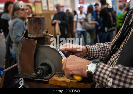 Turin, Piemont, Italien. 24. Oktober 2014. Salone del Gusto e Terra Madre - Torino Lingotto-23-27 Oktober 2014 - Messer Schleifmaschine Credit: wirklich Easy Star/Alamy Live News Stockfoto