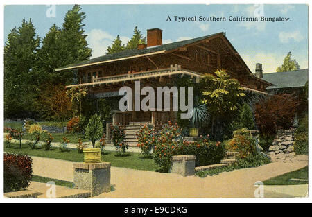Ein Foto eines typischen Südkalifornischen Bungalows, das seine legendären architektonischen Merkmale wie ein flaches Dach und eine Veranda zeigt. Der Bungalowstil war Anfang des 20. Jahrhunderts in Kalifornien beliebt. Stockfoto