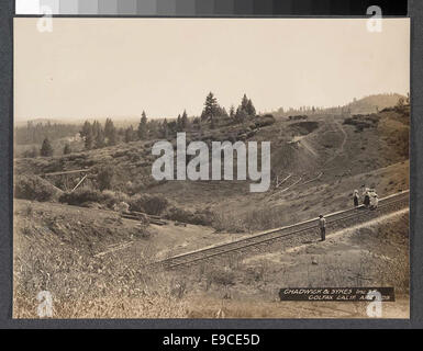 Ein Foto von Chadwick & Sykes am 11. April 1909 in Colfax, Kalifornien, das eine ländliche Feldlandschaft mit verstreuten Bäumen zeigt. Das Bild fängt eine ruhige und offene Umgebung ein, typisch für kalifornische Landschaften des frühen 20. Jahrhunderts. Stockfoto