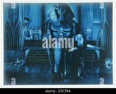 Ein Standbild aus Cecil B. DeMilles ikonischem Film *die zehn Gebote*, der eine dramatische Szene aus dem biblischen Epos zeigt. Stockfoto