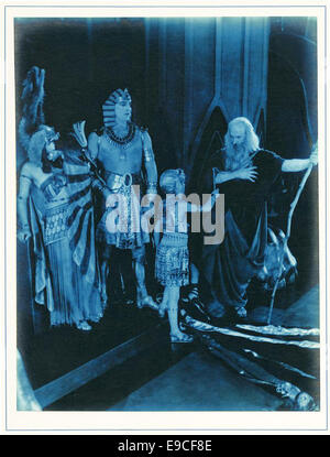 Das Bild ist eine Szene aus dem Film „die zehn Gebote“ von Cecil B. DeMille aus dem Jahr 1956. Der Film ist ein historisches Epos, das die biblische Geschichte von Moses und dem Exodus mit einer großen Anzahl von Bühnen und Aufführungen darstellt. Stockfoto
