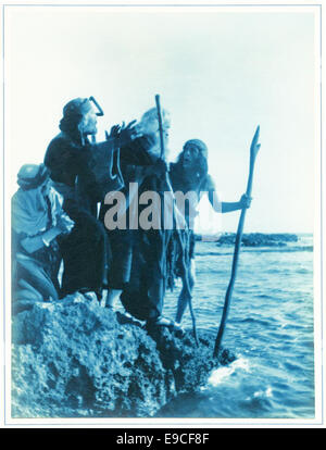 Eine Szene aus dem epischen Film *die zehn Gebote* unter der Regie von Cecil B. DeMille, der die Pracht und dramatische Geschichte dieses legendären biblischen Films aus dem Jahr 1956 zeigt. Die Szene zeigt ausgeklügelte Sets, Kostüme und großformatige Produktionen, die den Film zu einem Wahrzeichen im Hollywood-Kino machten. Stockfoto