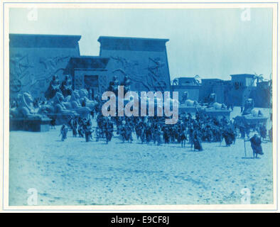 Eine Szene aus Cecil B. DeMilles Epos 1956 „die zehn Gebote“. Das Bild fängt einen der vielen dramatischen Momente des Films ein und zeigt die Pracht und das Spektakel, für das der Film bekannt ist. Stockfoto