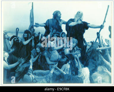 Ein Standbild aus Cecil B. DeMilles epischer Film *die zehn Gebote* aus dem Jahr 1923, der eine dramatische Szene aus der biblischen Geschichte zeigt. Der Film ist bekannt für seine Pracht und historische Größe. Stockfoto