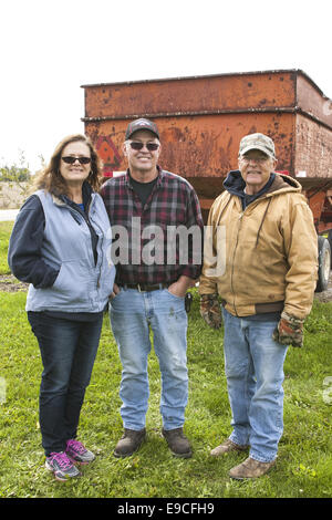 3 Landwirte außerhalb sprechen Stockfoto