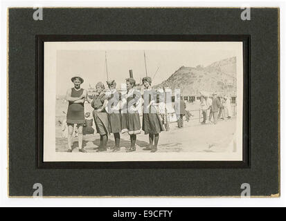 Foto, das einen Mann und eine Frau am Ufer zeigt, wahrscheinlich an einem Gewässer. Das Bild fängt einen Moment in der Natur ein, bei dem das Paar möglicherweise die Landschaft genießt. Stockfoto