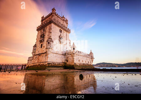 Lissabon, Portugal am Turm von Belem am Fluss Tejo. Stockfoto