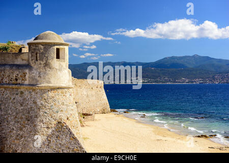 Korsika, Frankreich Zitadelle Miollis am Strand. Stockfoto